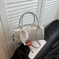 Sac Boston argenté avec détails de perles et dentelle et bandoulière amovible - Argent (Avec Pendentif)