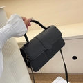 Minimalistische schwarze rechteckige Umhängetasche aus Kunstleder mit Zierstreifen - Schwarz