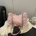 Bolso de hombro rosa romántico con pétalos de rosa 3D y cadena metálica plateada - Rosa