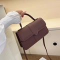 Schicke dunkelrote kleine quadratische Handtasche mit Griff und passendem Schultergurt - Braun