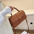 Minimalistische quadratische Schultertasche aus PU-Leder in Karamell mit Tragegriff - Braun