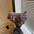 Ethno-Stil gewebte Bucket Bag mit Quasten-Details und breitem Schultergurt - Rot
