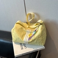 Borsa Boston in nylon giallo chiaro con strisce bianche e ciondolo a stella sulla tracolla - Con Ciondolo / Giallo