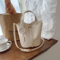 Elegante borsa a secchiello in pelle crema con manico superiore e ciondolo smiley - Bianco Sporco