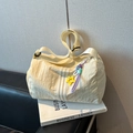 Borsa tote in nylon beige chiaro con ciondolo a stella e tracolla regolabile casuale - Con Ciondolo / Bianco Sporco