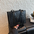 Μαύρη τσάντα tote με υφή σκακιέρας και χρυσά γράμματα μόδας σε λεία επιφάνεια - Μαύρο