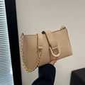 Bolso de hombro beige minimalista con hebilla en D dorada y correa de cadena gruesa - Caqui