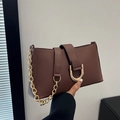 Bolso de hombro vintage marrón con hebilla en U dorada y correa de cadena en cuero sintético - Marrón