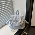 Mini-Rucksack mit blauem Karomuster, Rüschendeckel und modischer Stickerei-Verzierung - Blau