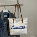 Weiße Canvas-Tasche mit blauer Summer-Stickerei und braunen Leder-Schultergurten - Weiß