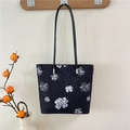 Minimalistische schwarze Tote Bag mit weißem Blumendruck und langen Schultergriffen - Schwarz