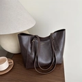 Dunkelbraune Shopper-Tasche aus Kunstleder mit langen Schulterriemen für den Alltag - Braun