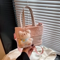 Rosa plissierte Tragetasche mit weißem Teddybär-Anhänger und verstellbarem Gurt - Mit Anhänger / Rosa