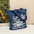 Borsa tote in denim blu scuro con stampe artistiche vintage di farfalle e fiori - Stile con Stampa Floreale a Farfalla (款一)