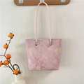 Rosa Tote-Bag mit Blumenmuster, langen Tragegriffen und silbernen Metallschnallen - Rosa