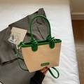 Ψάθινη τσάντα με πράσινο δέρμα, ετικέτα FASHION & BAGS και αποσπώμενο λουράκι - Πράσινο