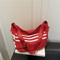 Rote Nylon-Halbmond-Umhängetasche mit weißen Streifen und sportlichem Gurtband - Rot