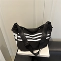 Modische schwarze Nylontasche mit drei weißen Streifen und verstellbarem Schultergurt - Schwarz