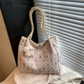 Borsa tote trapuntata a fiori con orsetti cartoni e ciondolo a stella in bianco crema - Con Ciondolo / Bianco