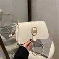 Bolso baguette beige minimalista de cuero liso con una hebilla ovalada dorada fina - Blanco