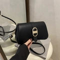 Bolso bandolera minimalista de cuero negro mate con una hebilla metálica dorada texturizada - Negro