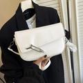 Borsa a sella bianca minimalista con fibbia a T argentata e pelle sintetica liscia - Bianco