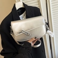 Borsa a sella argento metallizzato con grande fibbia a U e sottile tracolla da donna - Argento