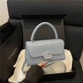 Elegante hellblaue Lackleder-Handtasche mit silberner G-Schnalle auf Satinfutter - Blau