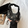 Sac à main en denim à pois noirs avec breloques papillon argentées et anse plissée - Noir