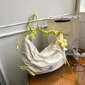 Bolso de hombro crema con asa ajustable verde neón y colgante de flor - Con Colgante / Blanco