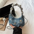 Sac lune en jean vintage avec breloques papillon argentées et poignée plissée - Bleu