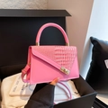 Sac à main rose texture pierre avec boucle dorée et poignée ronde dans une boîte - Rose