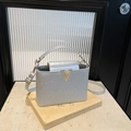 Elegante bolso de caja plateado con purpurina, cierre en V dorado y correa de cuero - Plateado