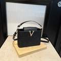 Bolso bandolera negro con brillo estelar, hebilla en V dorada y asa superior elegante - Negro