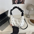 Borsa a mezzaluna in tela a pois con ricamo a fiocco nero e manico arricciato chic - Bianco (Senza Ciondolo)
