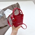 Mini-Eimertasche in Rot aus Wildleder-Optik mit Rundgriffen und modischem Aufdruck - Rot