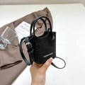 Mini-Eimertasche in Schwarz mit Griff und verstellbarem Schultergurt aus PU-Leder - Schwarz