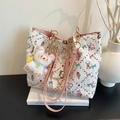 Gesteppte Tragetasche in Rosa mit Zeichentrickmotiven, Perlenkette und Bär-Anhänger - Mit Anhänger / Rosa
