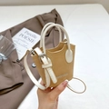 Mini-Eimertasche in Khaki mit weißen Griffen und verstellbarem Schultergurt - Khaki
