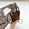 Mini borsa a secchiello in pelle opaca marrone scuro con scritte bianche e fibbie argento - Marrone