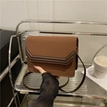 Kleine quadratische Briefumschlagtasche aus braunem Wildleder-Patchwork mit V-Nähten - Braun