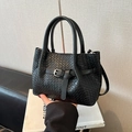 Bolso de mano negro para mujer con textura trenzada, asas redondas y hebilla plata - Negro