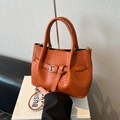 Bolso tejido marrón caramelo con hebilla decorativa y asas dobles para mujer - Marrón