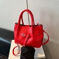 Bolso de mano rojo con textura trenzada, detalles plateados y correa extraíble - Rojo