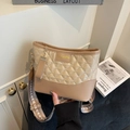 Elegante bolso hobo acolchado beige con correa ancha estampada y base de cuero liso - Caqui