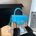 Sac à main bleu ciel en cuir avec base tressée arc-en-ciel et fermoir doré chic - Bleu