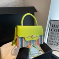 Sac carré tissé multicolore avec rabat vert fluo et fermoir en métal doré pour femme - Vert