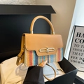 Sac à main en paille rayé avec rabat en cuir fauve et bandoulière à boucle dorée - Kaki