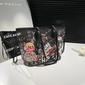Sac fourre-tout noir à la mode avec graffitis d'ours de dessin animé et fines bretelles - Noir