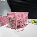 Sac fourre-tout rose en PU avec art graffiti et motif ours avec fines bandoulières - Rose